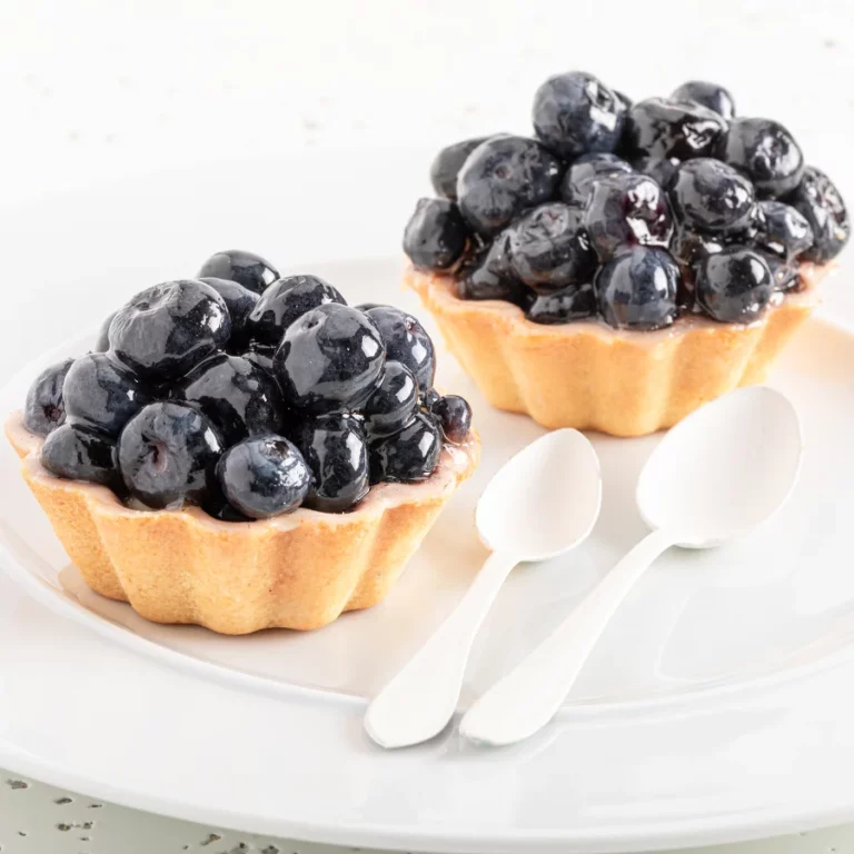 babeczka-budyniowa-z-borowkami-2